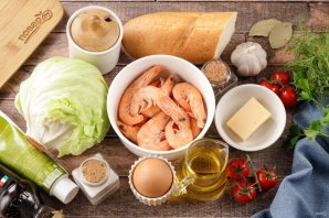 Салат "Цезарь" с креветками классический простой