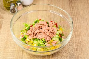Салат с тунцом и красной фасолью Салат с тунцом и красной фасолью