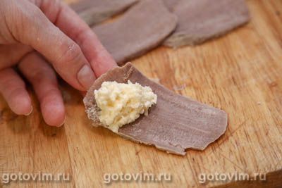 Рулетики из свиного языка с сыром и чесноком