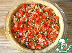 Пирог с лососем, зеленью и овощами
