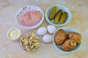 Салат "Дубок" с курицей и шампиньонами Салат "Дубок" с курицей и шампиньонами