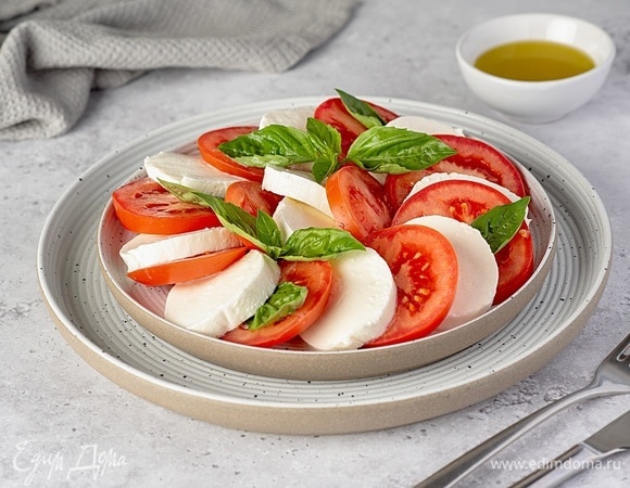 Овощные закуски на скорую руку — готовим капрезе, хумус и полезные чипсы