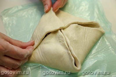 Слойки со свининой, кабачками и сыром Слойки со свининой, кабачками и сыром