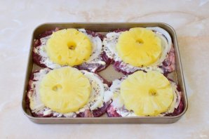 Телятина в духовке с ананасами Телятина в духовке с ананасами