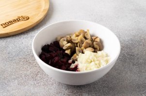 Салат со свеклой и маринованным луком Салат со свеклой и маринованным луком