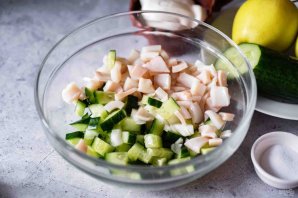 Салат с кальмаром, яблоком и огурцом Салат с кальмаром, яблоком и огурцом
