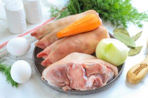 Холодец из свиных ножек и рульки Холодец из свиных ножек и рульки