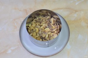 Салат "Дубок" с курицей и шампиньонами Салат "Дубок" с курицей и шампиньонами