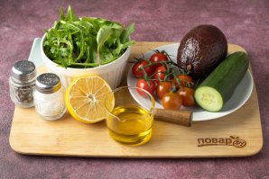 Салат из огурцов, помидоров и авокадо Салат из огурцов, помидоров и авокадо