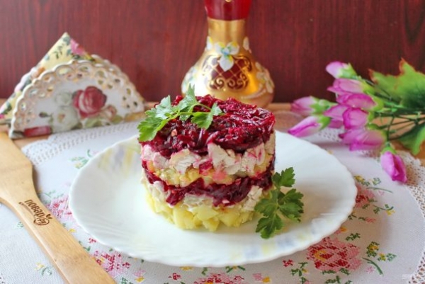 Куриный слоеный салат Куриный слоеный салат