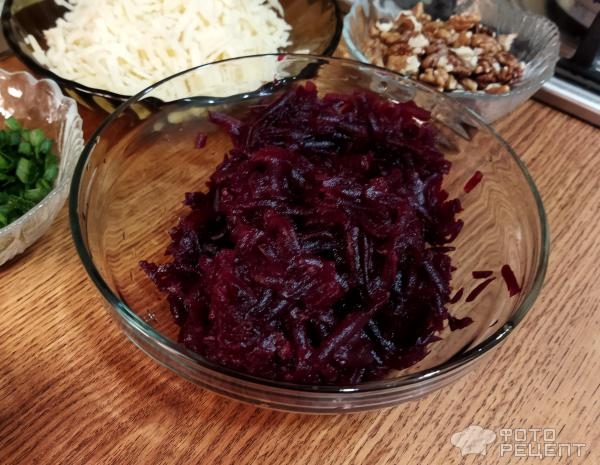 Рецепт: Салат из свеклы с орехами - витаминный слоеный салат с сыром, зеленым луком Рецепт: Салат из свеклы с орехами - витаминный слоеный салат с сыром, зеленым луком