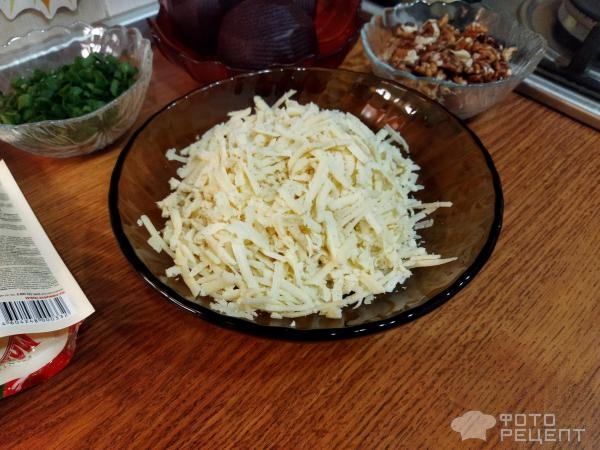 Рецепт: Салат из свеклы с орехами - витаминный слоеный салат с сыром, зеленым луком Рецепт: Салат из свеклы с орехами - витаминный слоеный салат с сыром, зеленым луком