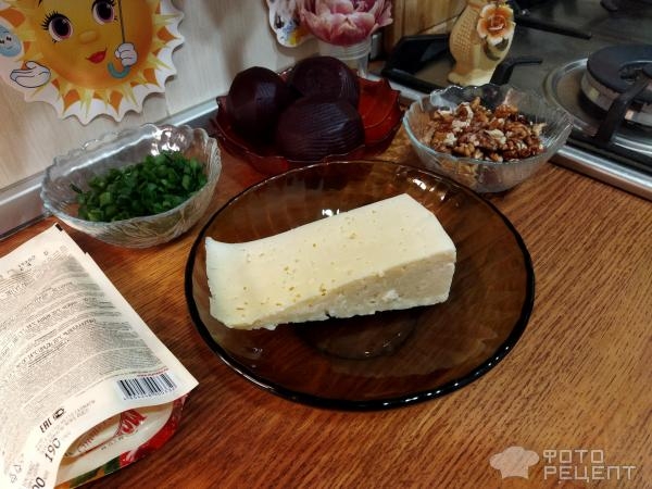 Рецепт: Салат из свеклы с орехами - витаминный слоеный салат с сыром, зеленым луком Рецепт: Салат из свеклы с орехами - витаминный слоеный салат с сыром, зеленым луком