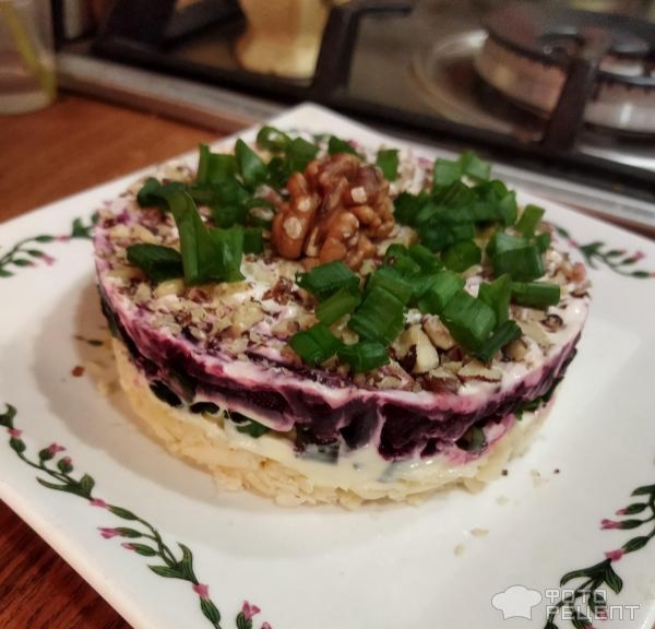 Рецепт: Салат из свеклы с орехами - витаминный слоеный салат с сыром, зеленым луком Рецепт: Салат из свеклы с орехами - витаминный слоеный салат с сыром, зеленым луком