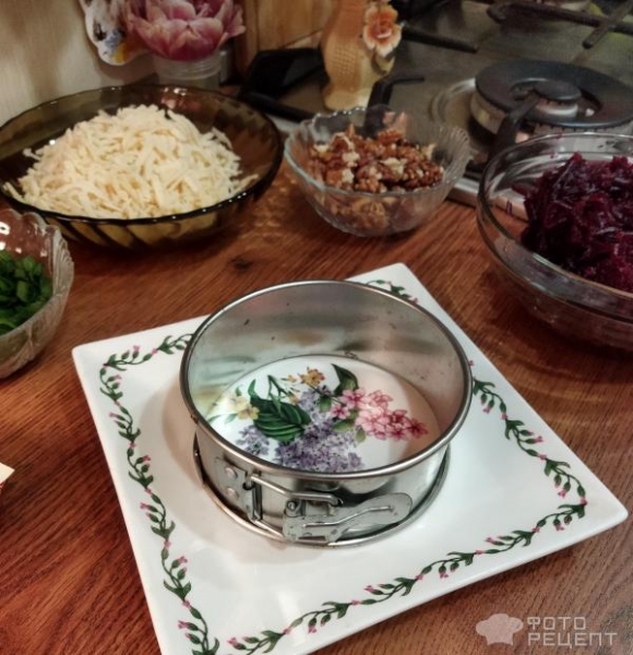 Рецепт: Салат из свеклы с орехами - витаминный слоеный салат с сыром, зеленым луком Рецепт: Салат из свеклы с орехами - витаминный слоеный салат с сыром, зеленым луком