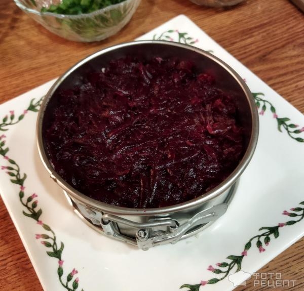 Рецепт: Салат из свеклы с орехами - витаминный слоеный салат с сыром, зеленым луком Рецепт: Салат из свеклы с орехами - витаминный слоеный салат с сыром, зеленым луком