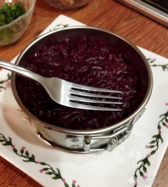 Рецепт: Салат из свеклы с орехами - витаминный слоеный салат с сыром, зеленым луком Рецепт: Салат из свеклы с орехами - витаминный слоеный салат с сыром, зеленым луком