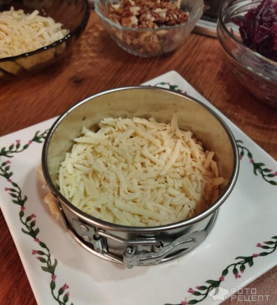 Рецепт: Салат из свеклы с орехами - витаминный слоеный салат с сыром, зеленым луком Рецепт: Салат из свеклы с орехами - витаминный слоеный салат с сыром, зеленым луком