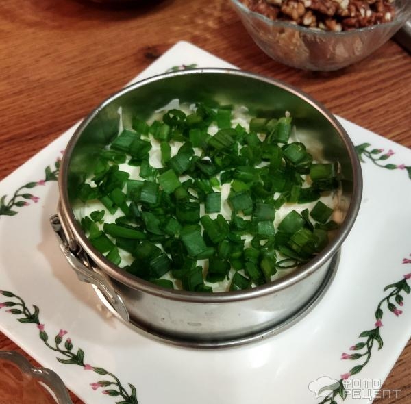 Рецепт: Салат из свеклы с орехами - витаминный слоеный салат с сыром, зеленым луком Рецепт: Салат из свеклы с орехами - витаминный слоеный салат с сыром, зеленым луком