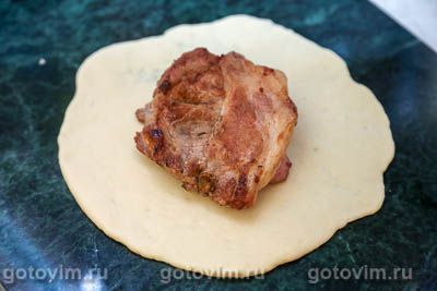 Отбивная из свинины с грибами, запеченная в тесте Отбивная из свинины с грибами, запеченная в тесте