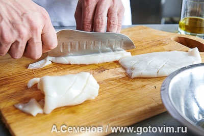 Салат из молодого картофеля и жареных кальмаров