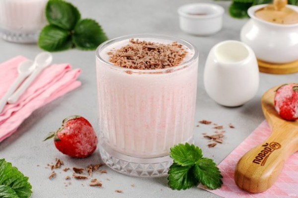 Коктейль из мороженого и клубники Коктейль из мороженого и клубники