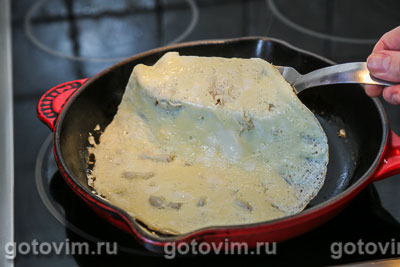 Салат с  крабовыми палочками VIČI,  яичным блинчиком и огурцом