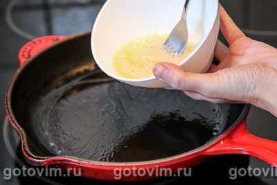 Салат с  крабовыми палочками VIČI,  яичным блинчиком и огурцом