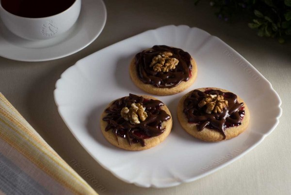 Песочное печенье с джемом и шоколадом Песочное печенье с джемом и шоколадом