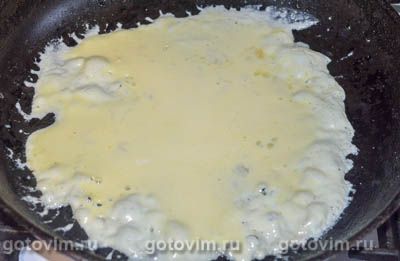 Салат из пекинской капусты с крабовыми палочками, кукурузой и омлетом 