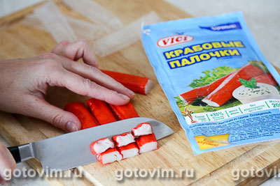 Салат с  крабовыми палочками VIČI,  яичным блинчиком и огурцом