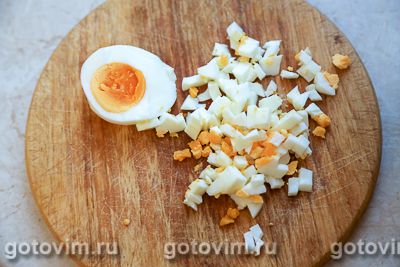 Салат с копченым кальмаром, капустой и огурцом