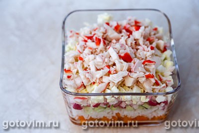 Слоеный салат с крабовым мясом VIČI, рисом и редисом
