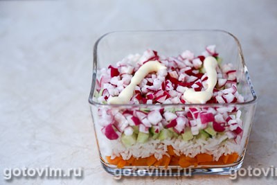 Слоеный салат с крабовым мясом VIČI, рисом и редисом