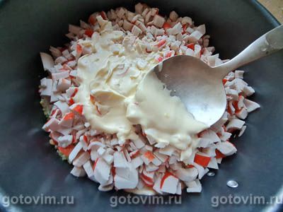 Слоеный салат с крабовыми палочками, корейской морковью, картофелем и огурцами
