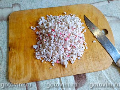 Салат «Варежка» с крабовыми палочками и кукурузой Салат «Варежка» с крабовыми палочками и кукурузой