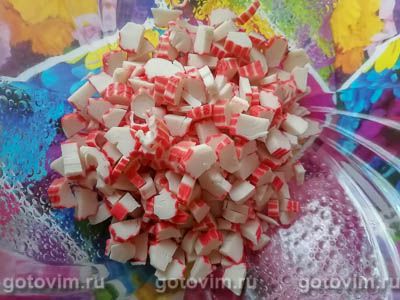 Салат с крабовыми палочками, плавленым сырком и кукурузой Салат с крабовыми палочками, плавленым сырком и кукурузой