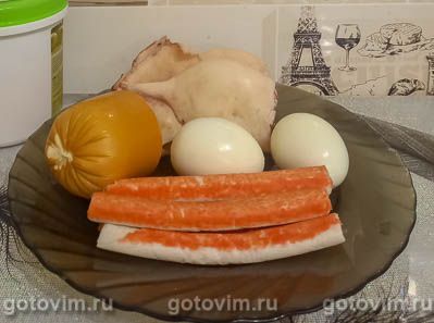 Салат с кальмарами и крабовыми палочками