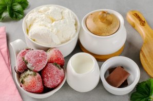 Коктейль из мороженого и клубники Коктейль из мороженого и клубники