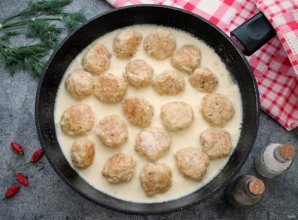 Куриные фрикадельки в сметанном соусе Куриные фрикадельки в сметанном соусе
