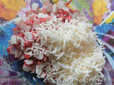 Салат с крабовыми палочками, плавленым сырком и кукурузой Салат с крабовыми палочками, плавленым сырком и кукурузой