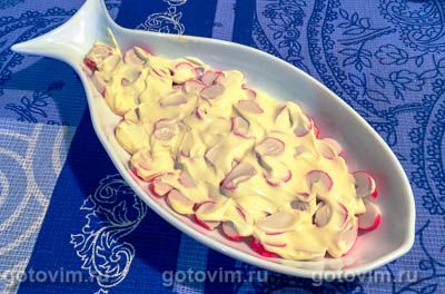 Слоеный салат «Морское дно» из крабовых палочек с консервированной рыбой и капустой 