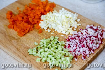 Слоеный салат с крабовым мясом VIČI, рисом и редисом