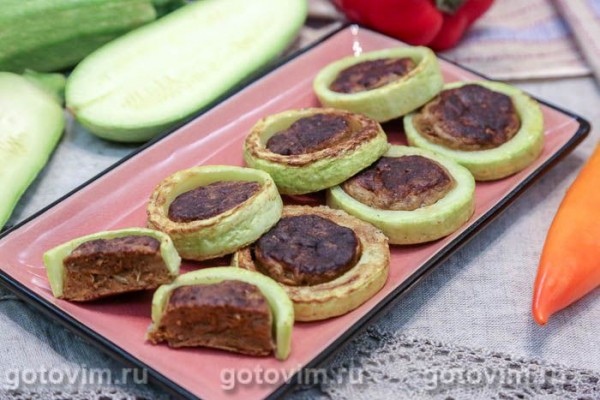 Печеночные оладьи в кабачковых кольцах Печеночные оладьи в кабачковых кольцах