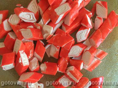 Салат с крабовыми палочками, солеными огурцами и овощами Салат с крабовыми палочками, солеными огурцами и овощами