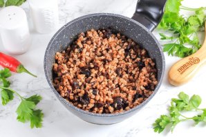 Постная гречневая каша с черносливом Постная гречневая каша с черносливом