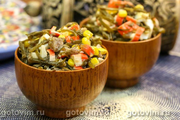 Салат из крабовых палочек с морской капустой