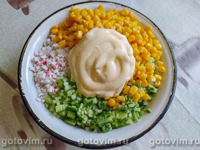 Салат «Варежка» с крабовыми палочками и кукурузой Салат «Варежка» с крабовыми палочками и кукурузой
