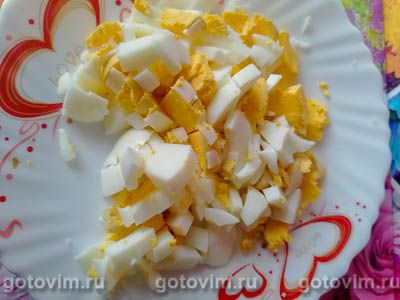 Салат с крабовыми палочками, плавленым сырком и кукурузой Салат с крабовыми палочками, плавленым сырком и кукурузой