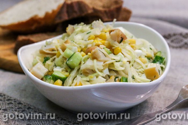 Салат с копченым кальмаром, капустой и огурцом